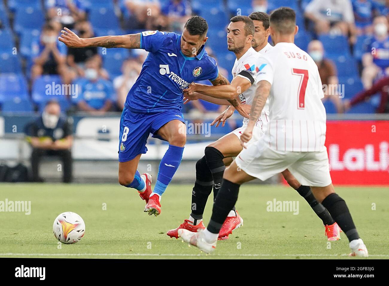 Vitolo Machin (l) de Getafe CF y Jesus Navas, Juan Jordan y Suso Fernández  de Sevilla FC durante el partido de La Liga. Agosto de 23,2021. (Foto de  Acero/Alter Photos/Sipa USA Fotografía