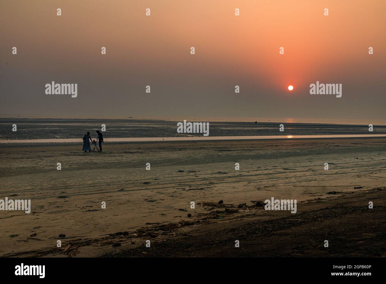 Imagen de una playa de mar en préstamo en el momento de la puesta de sol minimalista paisaje de viaje fotografía Foto de stock