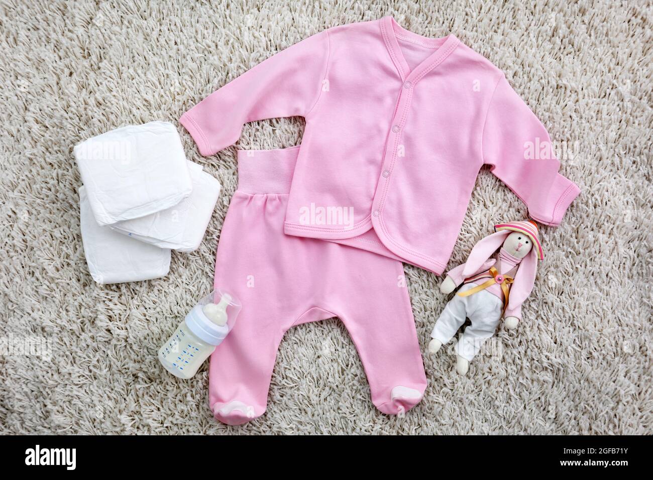 Ropa para bebés sobre fondo claro Fotografía de stock - Alamy