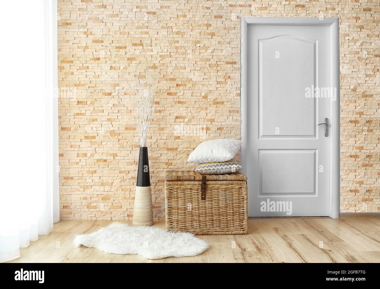 Decoración moderna con puerta blanca en el interior de la habitación  Fotografía de stock - Alamy