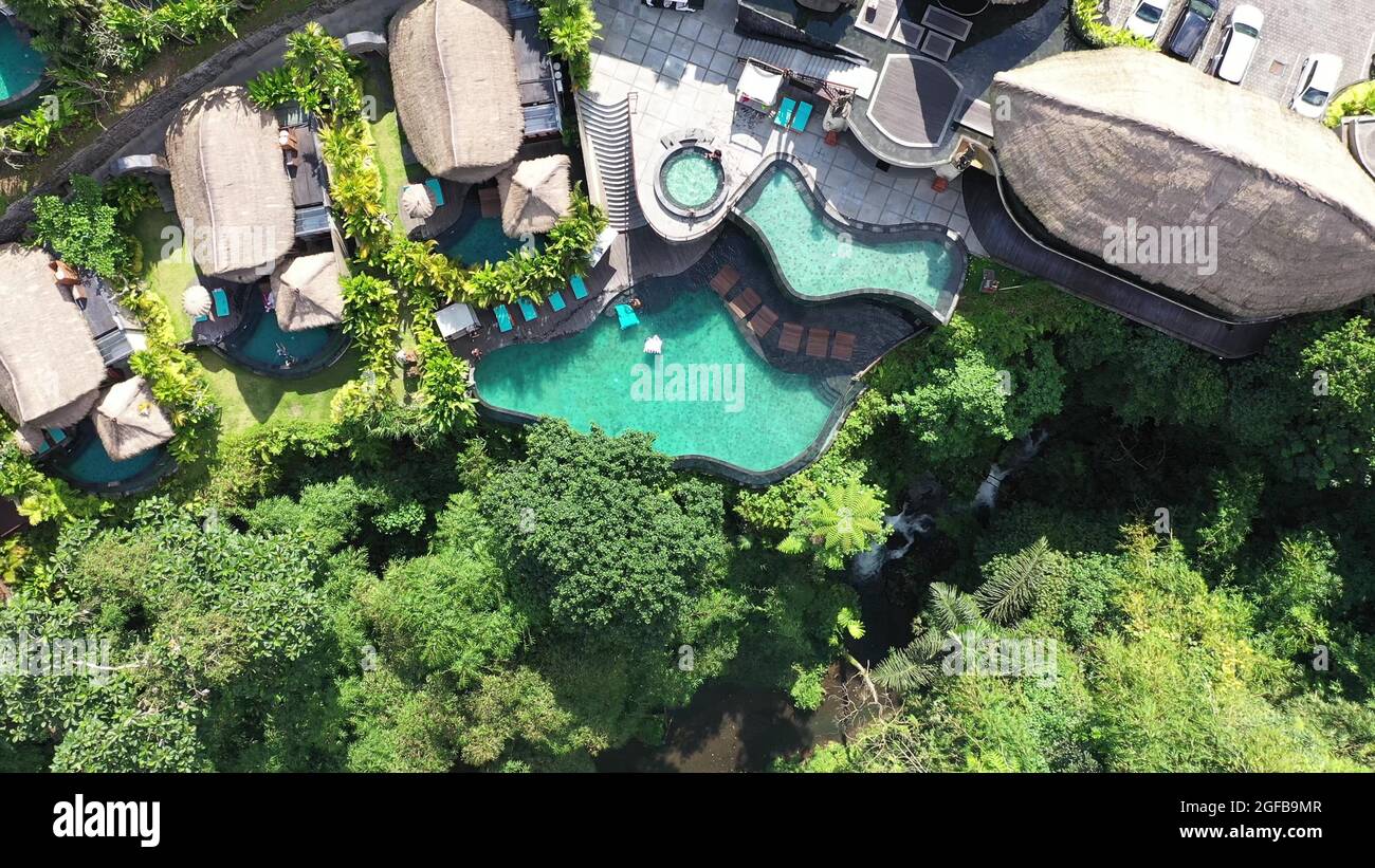 El complejo hotelero con vista aérea Drone Ubud es uno de los complejos de  lujo en Ubud. Vista de arriba abajo al hotel resort en la selva cerca del  río, Bali, Indonesia