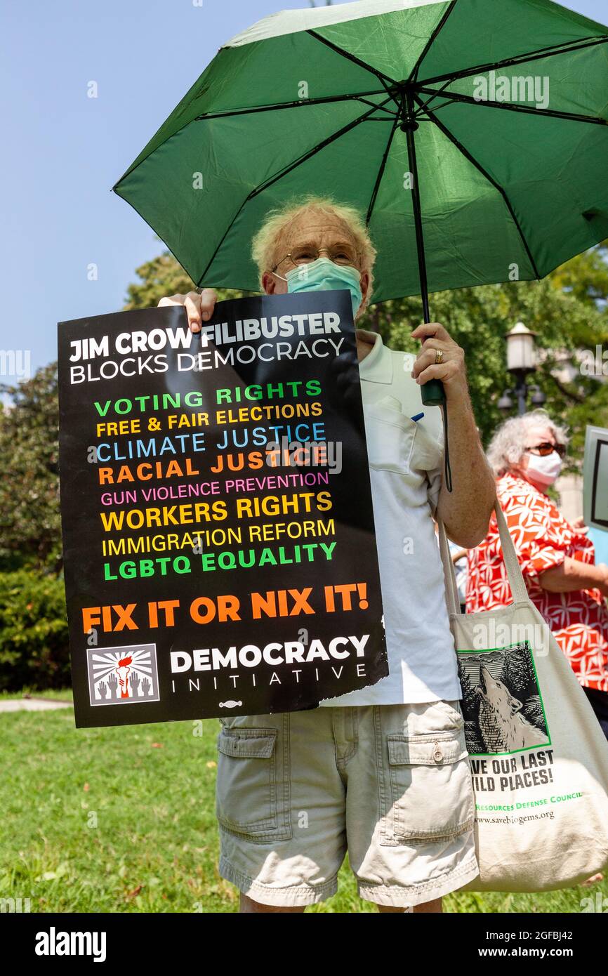 Washington, DC, EE.UU., 24 de agosto de 2021. En la foto: Un manifestante tiene una señal que pide al presidente Biden y a los demócratas del Senado que ponga fin al filibusterismo durante una manifestación de los derechos de voto en la Casa Blanca. La Liga de Mujeres Votantes, Gente por la Vía Americana, Los Votantes Negros importan, y muchas otras organizaciones auspiciaron la manifestación para presionar al Congreso y al Presidente Biden para que protejan los derechos de voto después de que muchos estados promulgaron leyes para hacer que el voto fuera más difícil para las minorías. Crédito: Allison Bailey / Alamy Live News Foto de stock