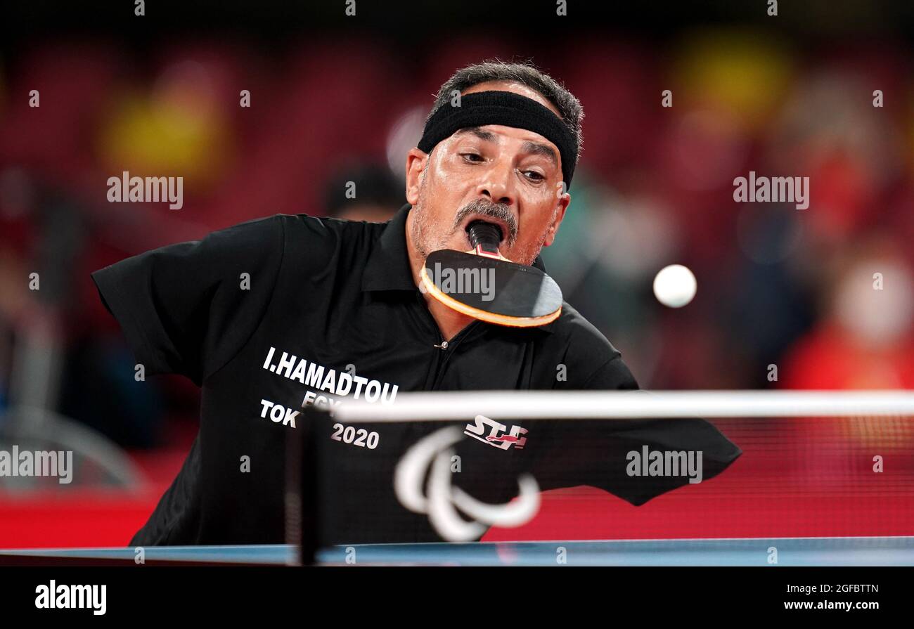 Ibrahim Elhusseiny Hamadtou, de Egipto, en acción en el equipo de tenis de mesa de clase 6 del grupo E de los solteros masculinos, en el gimnasio metropolitano de Tokio, el primer día de los Juegos Paralímpicos de Tokio 2020 en Japón. Fecha de la foto: Miércoles 25 de agosto de 2021. Foto de stock