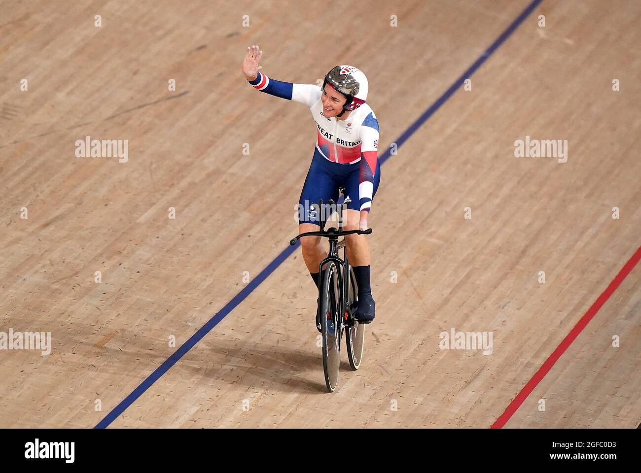 Dame Sarah Story de Gran Bretaña celebra ganar oro en la búsqueda individual de las mujeres en C5 3000m durante la pista de ciclismo en el Velódromo de Izu el primer día de los Juegos Paralímpicos de Tokio 2020 en Japón. Fecha de la foto: Miércoles 25 de agosto de 2021. Foto de stock
