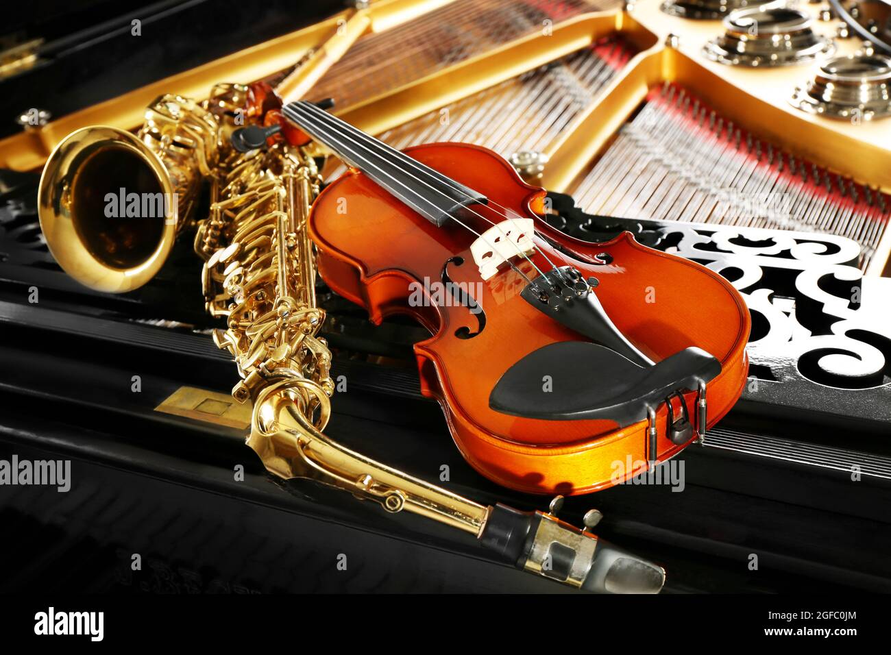 Violín y saxofón recostado en el piano, cerrar Fotografía de stock - Alamy