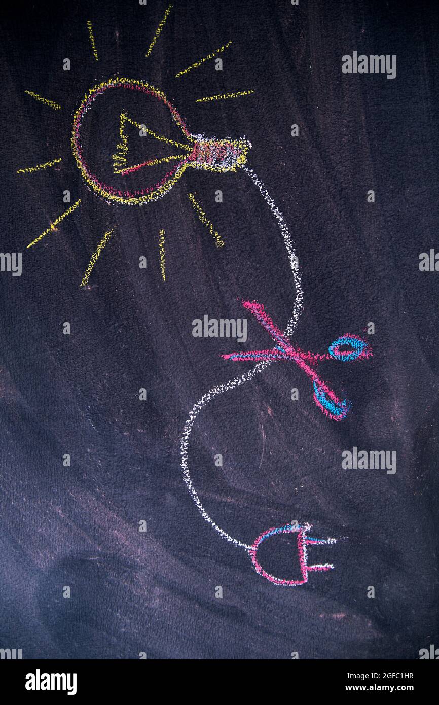 Representación gráfica del concepto de ahorro de electricidad, dibujado con  tiza en la pizarra Fotografía de stock - Alamy