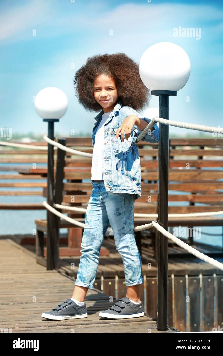 Niña afroamericana que llevaba ropa vaquera al aire libre. Concepto de moda  infantil Fotografía de stock - Alamy