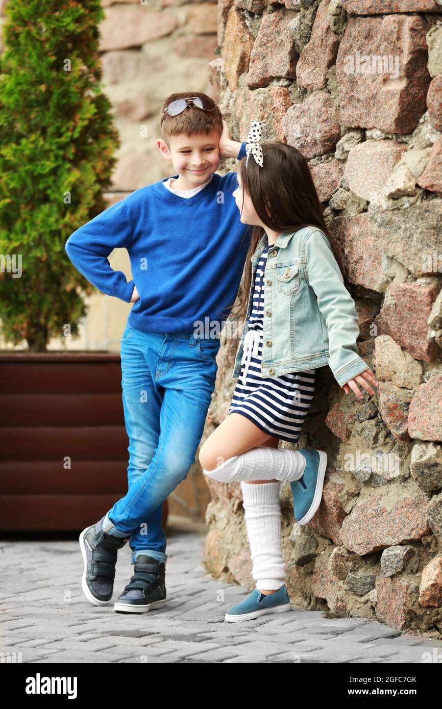 Niños pequeños con ropa elegante al aire libre. Concepto de moda infantil  Fotografía de stock - Alamy
