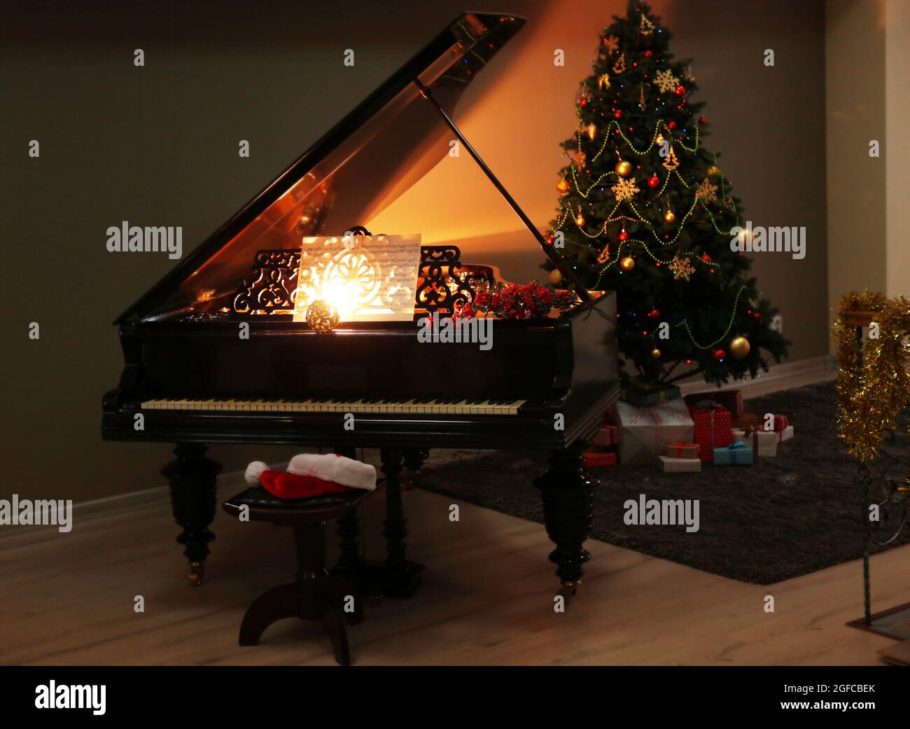 Piano con adornos de Navidad Fotografía de stock - Alamy