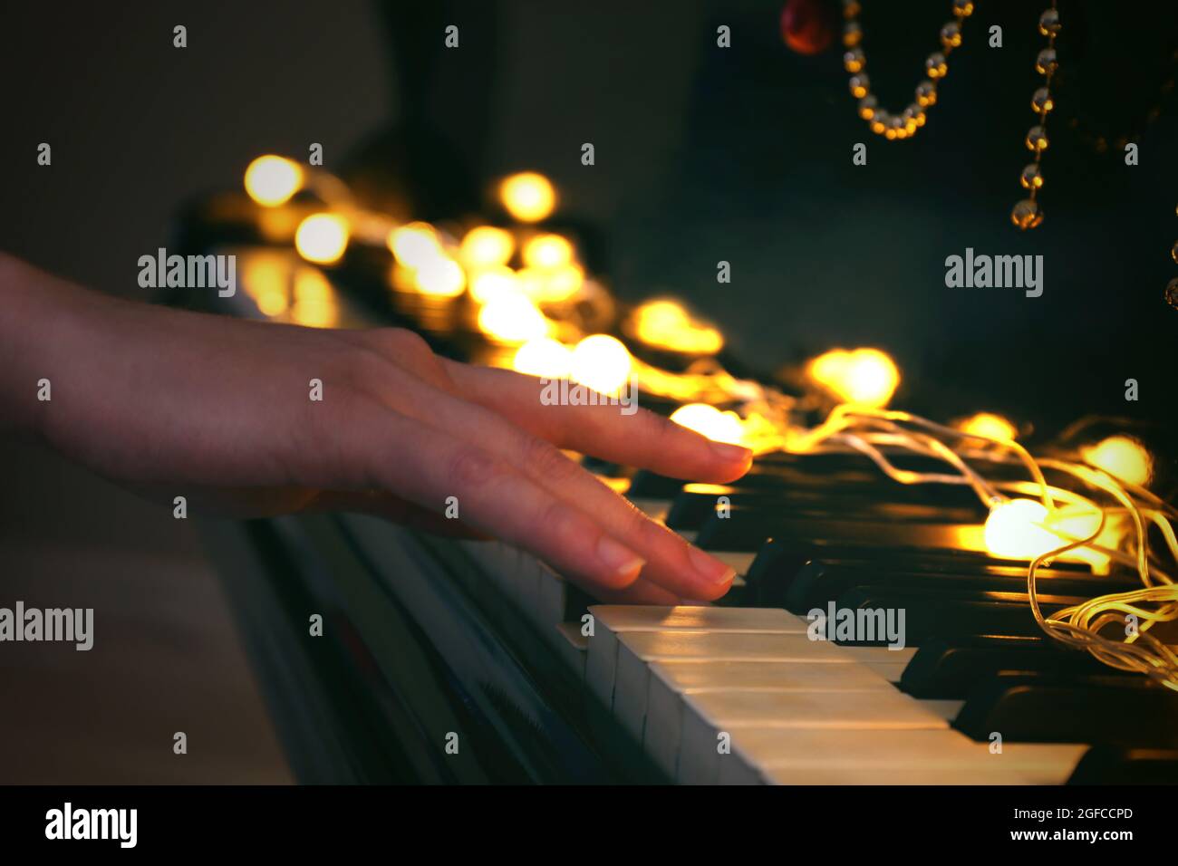 Mujer tocando el piano en el tiempo de Navidad Fotografía de stock - Alamy
