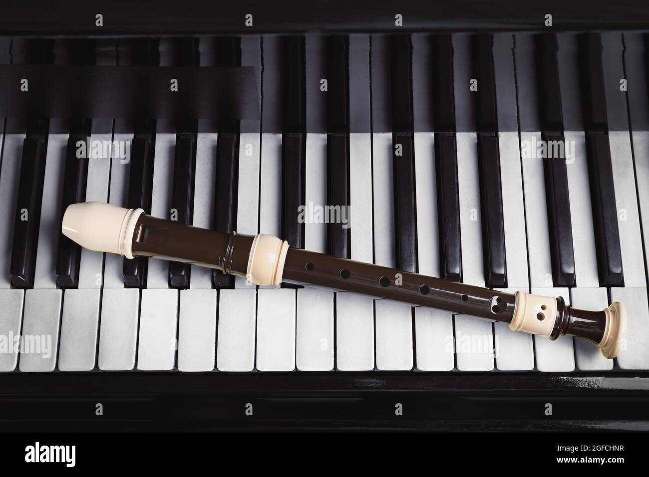 Teclas del piano, flauta en primer plano Fotografía de stock - Alamy