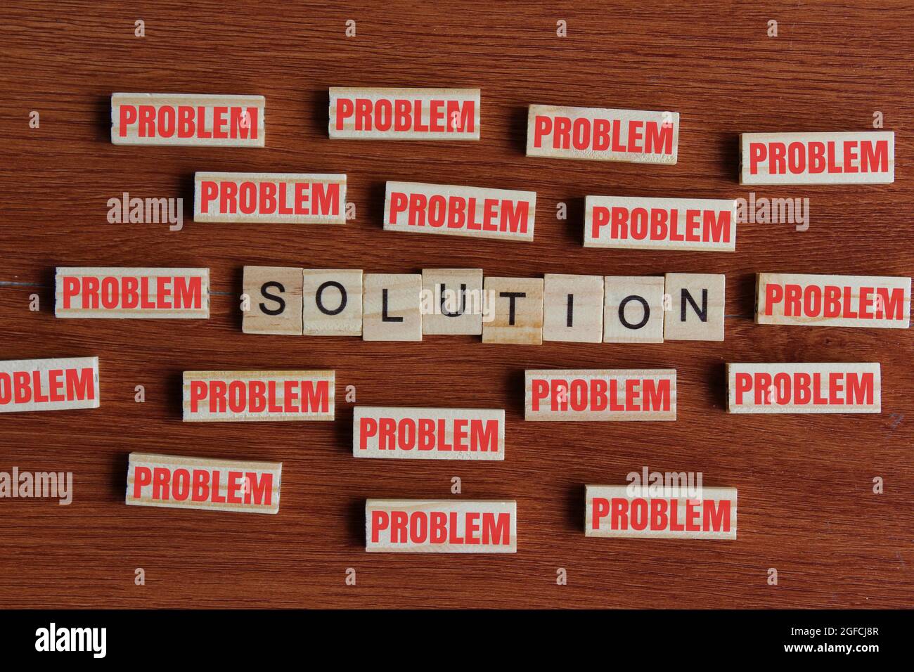 Concepto de solución de problemas. Busque la solución dentro del problema. Vista superior de cubos de madera con solución de texto y PROBLEMA Foto de stock
