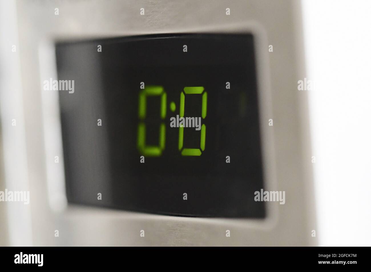 Macro de primer plano del número de tiempo en un microondas Foto de stock
