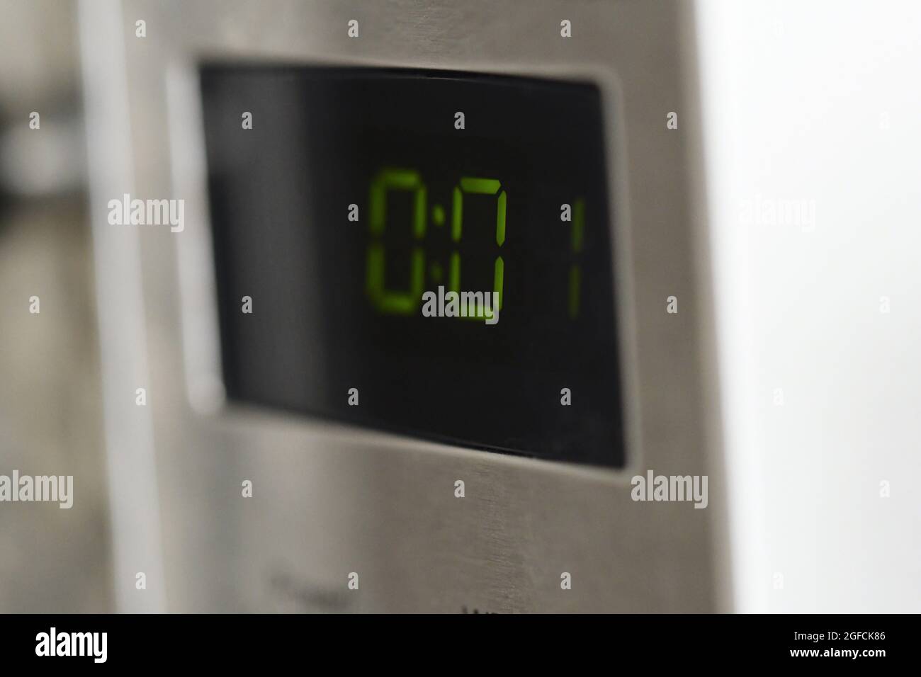Macro de primer plano del número de tiempo en un microondas Foto de stock
