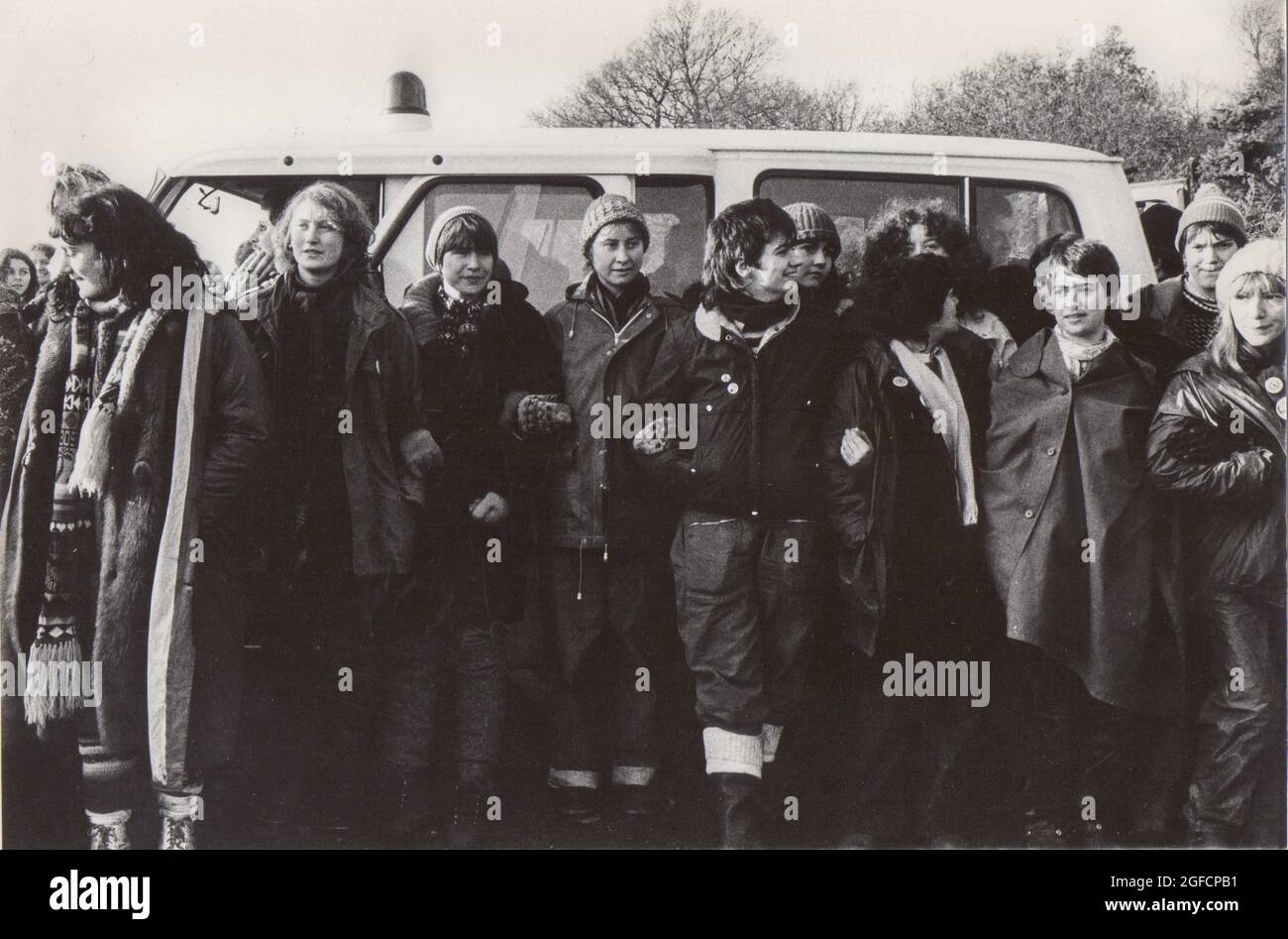 1983 Mujeres del Campamento Común de Paz de Greenham obstruyendo una furgoneta de policía, parte de su desobediencia civil no violenta para detener los misiles US Cruise en el Reino Unido Foto de stock