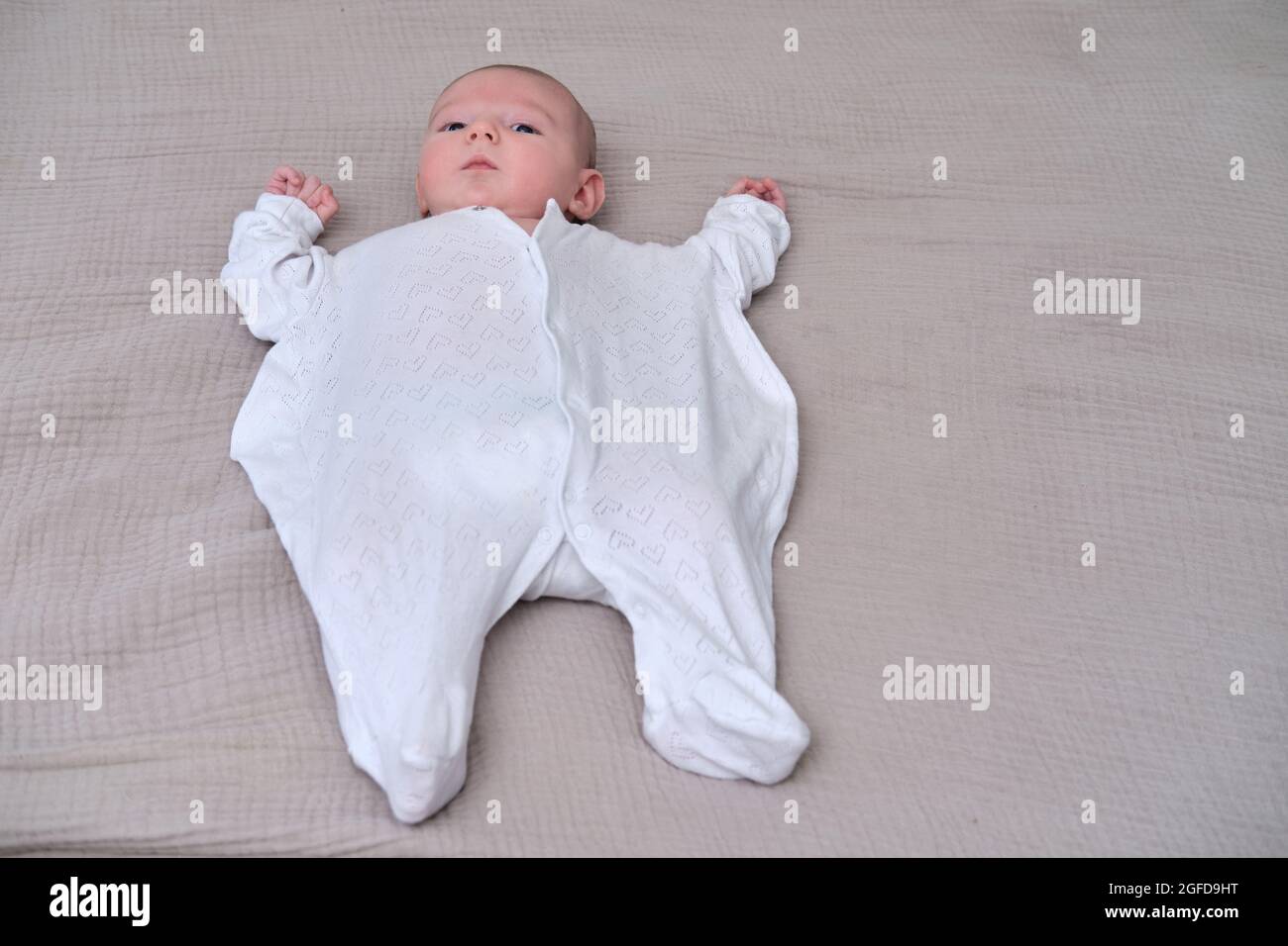 El bebé en la ropa es más grande en el tamaño grande, la ropa para el  crecimiento Fotografía de stock - Alamy