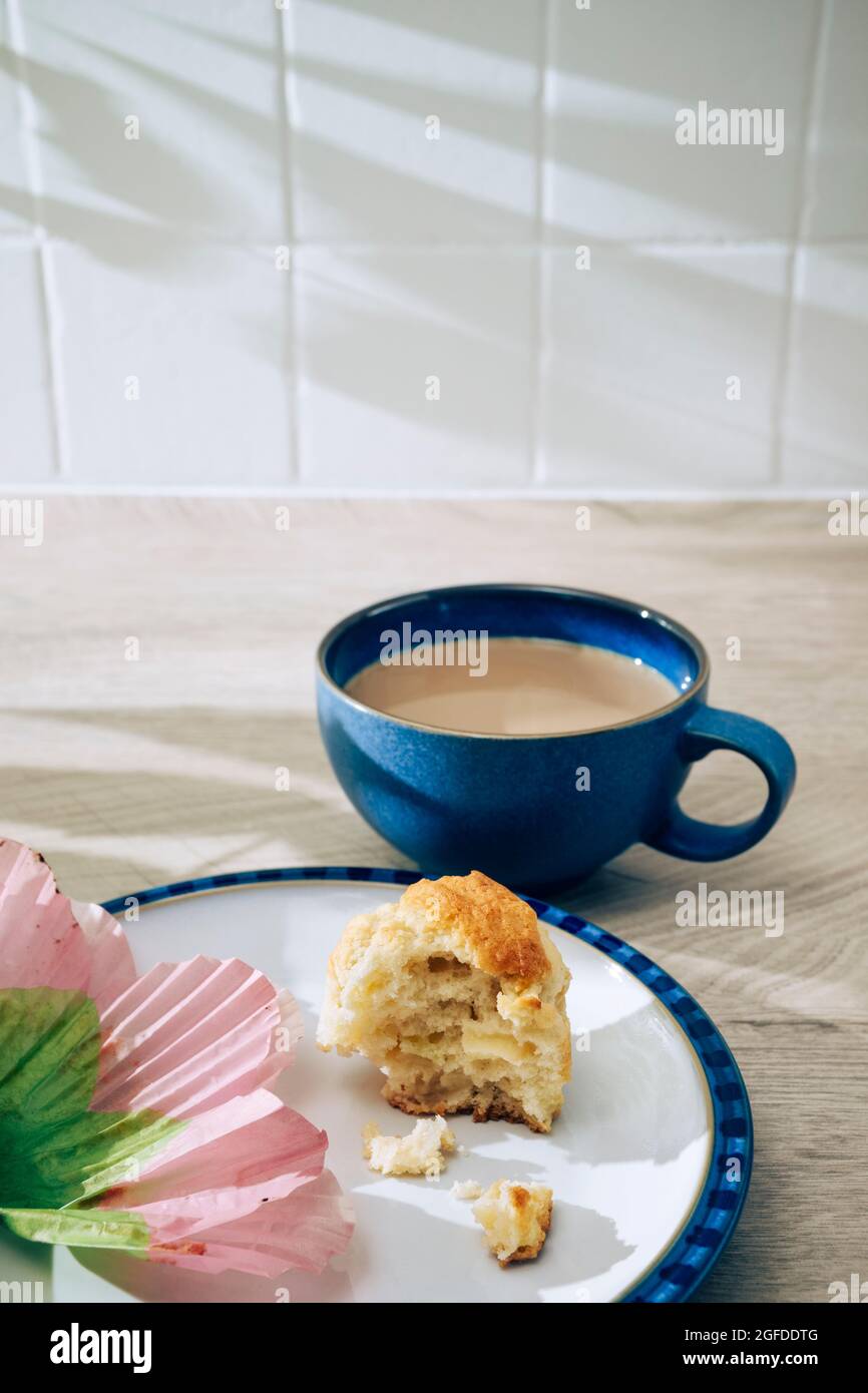 Taza de café y una muffin casera. Foto de stock
