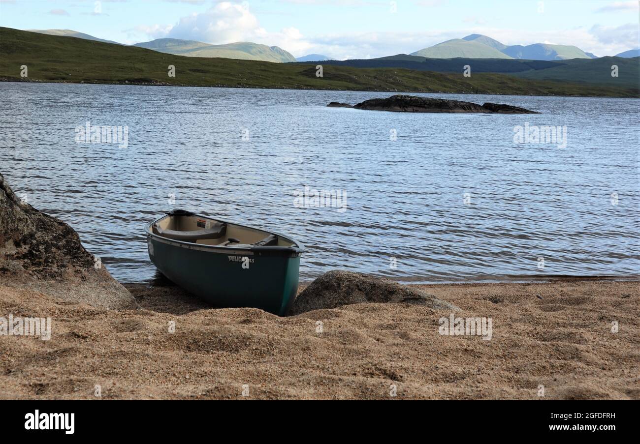 Canoa canadiense en la playa en Loch Laidon, Scottish Highlands, Escocia, Reino Unido Foto de stock