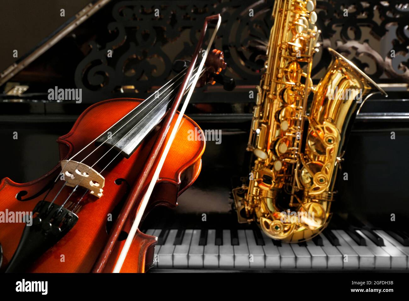 Violín con saxofón y piano, primer plano Fotografía de stock - Alamy