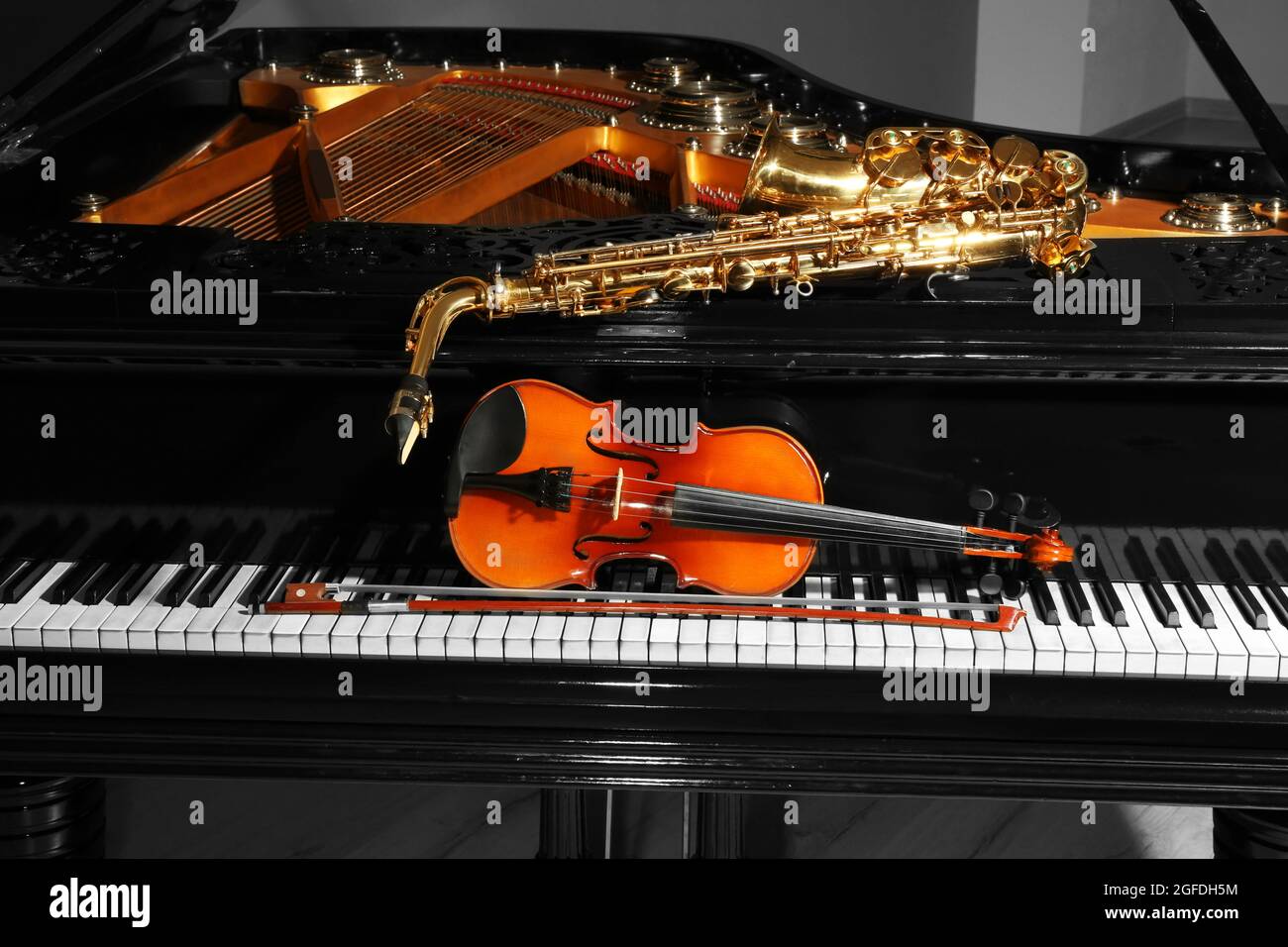 Violín con saxofón y piano Fotografía de stock - Alamy