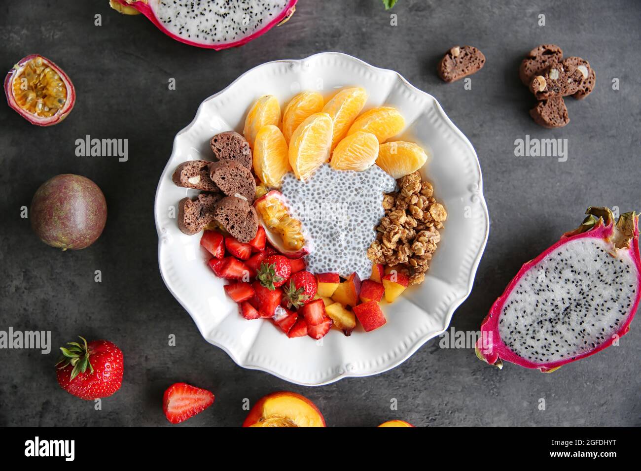 Desayuno saludable con semillas de chía y frutas en plato sobre fondo gris  Fotografía de stock - Alamy