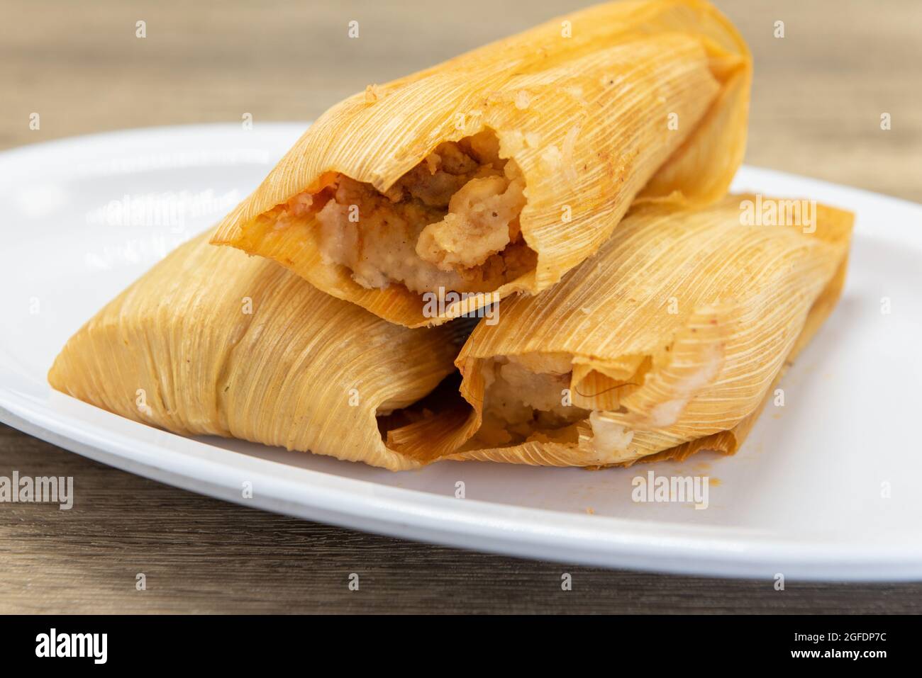 Aperitivo abundante de tamales envueltos en cáscara de maíz y frescos del  horno Fotografía de stock - Alamy