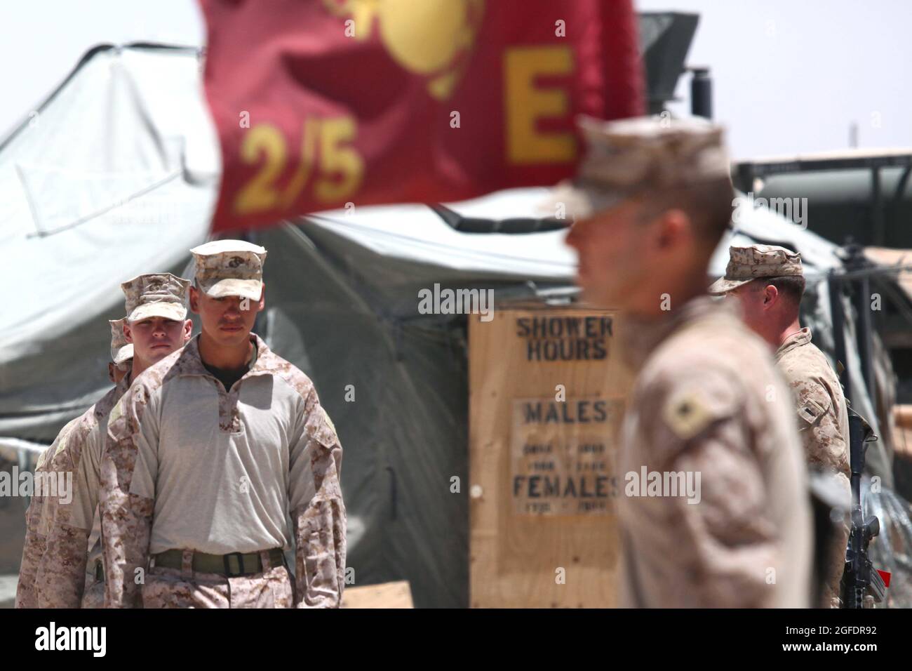 Marines de EE.UU. Con Batallón 2nd, Regimiento Marino 5th, Equipo de Combate Regimental 6, se preparan para llevar a cabo una Ceremonia del Corazón Púrpura a bordo de la Base Operativa Forward Shir Ghazay, provincia de Helmand, Afganistán 22 de junio de 2012. El Corazón Púrpura se otorga a los miembros de las Fuerzas Armadas de los Estados Unidos que han sido muertos o heridos como resultado de la acción enemiga. (EE.UU Marine Corps foto por Sgt. David R. Hernández/Publicado) Foto de stock