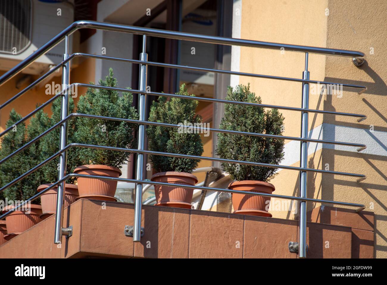 Balcón de acero fotografías e imágenes de alta resolución - Alamy