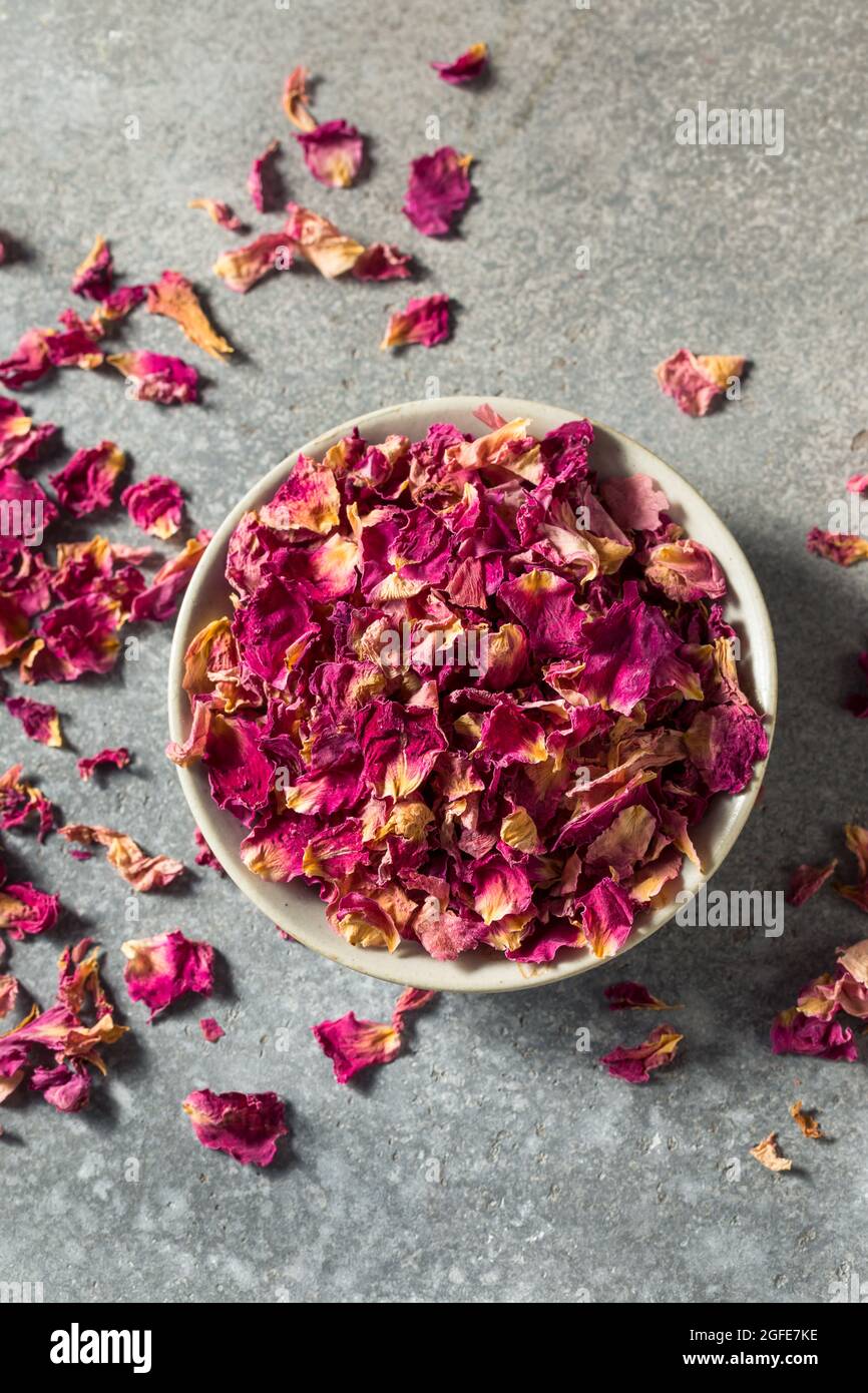 Pétalos de rosa culinarios orgánicos saludables en un tazón Foto de stock