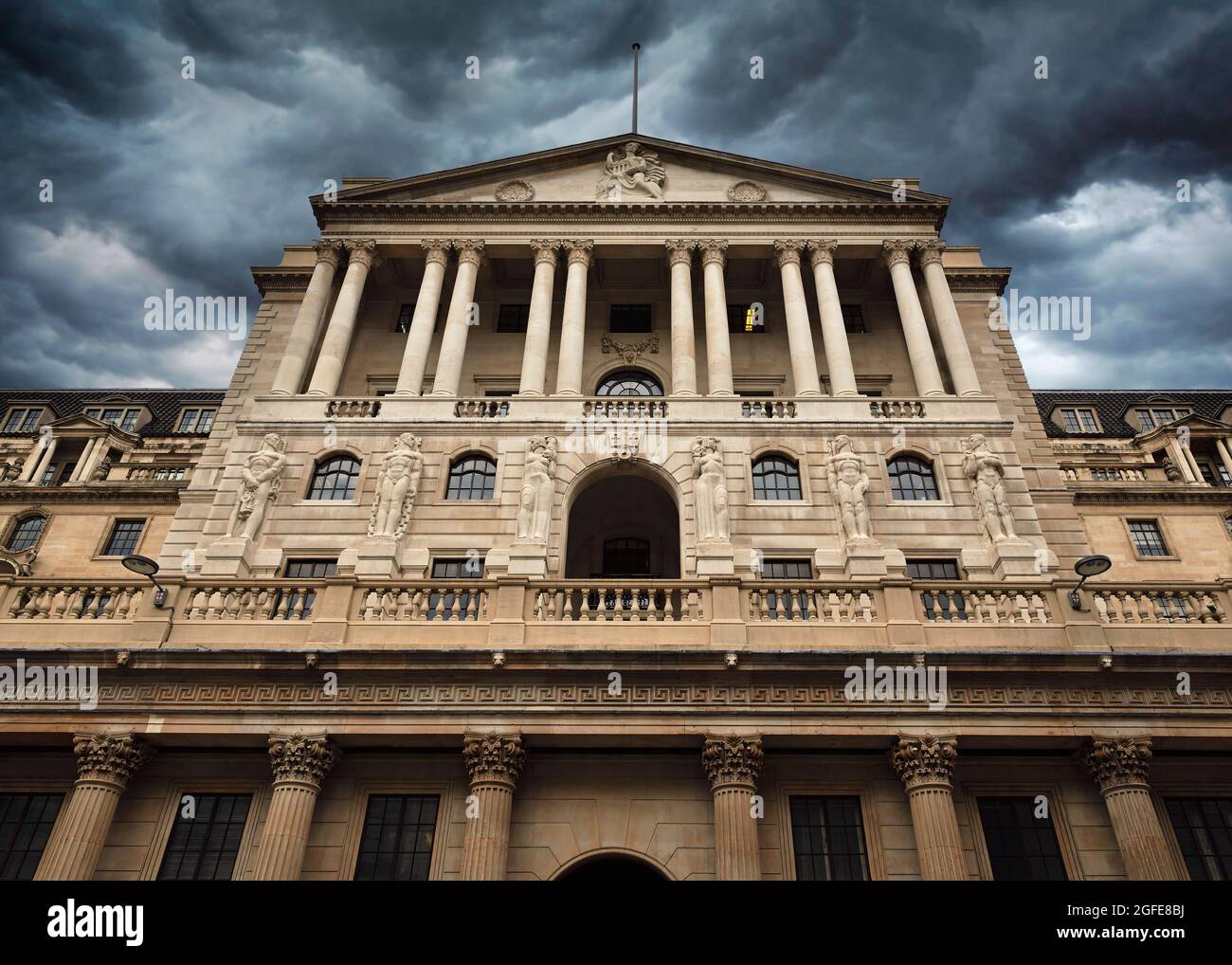 Banco de Inglaterra bajo nubes de tormenta. Threadneedle Street, Londres, Inglaterra, Reino Unido Foto de stock