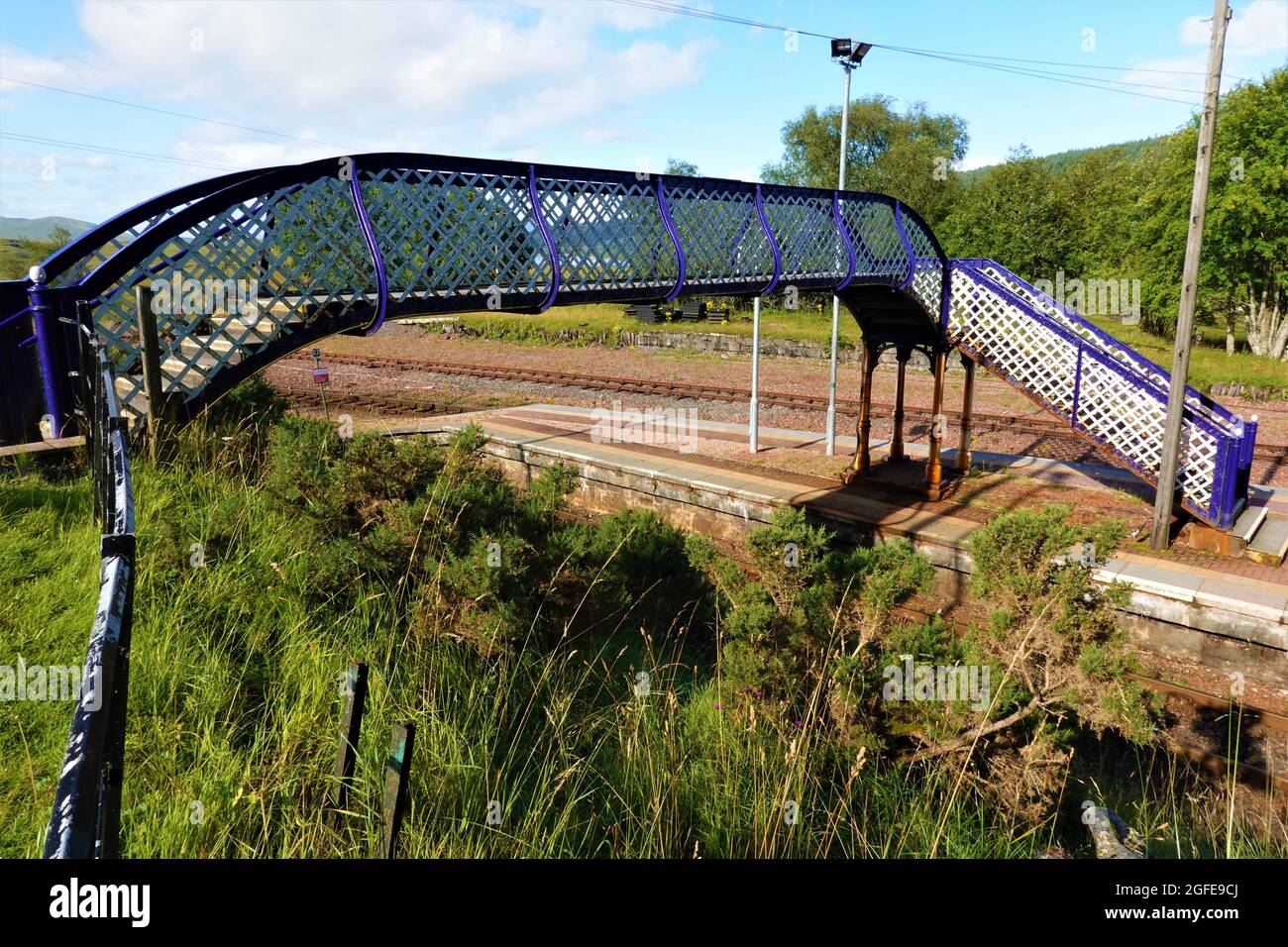 Puente peatonal a través de la línea de ferrocarril en la estación de Rannoch, línea de ferrocarril West Highland, Perthshire Highlands, Escocia, Reino Unido Foto de stock