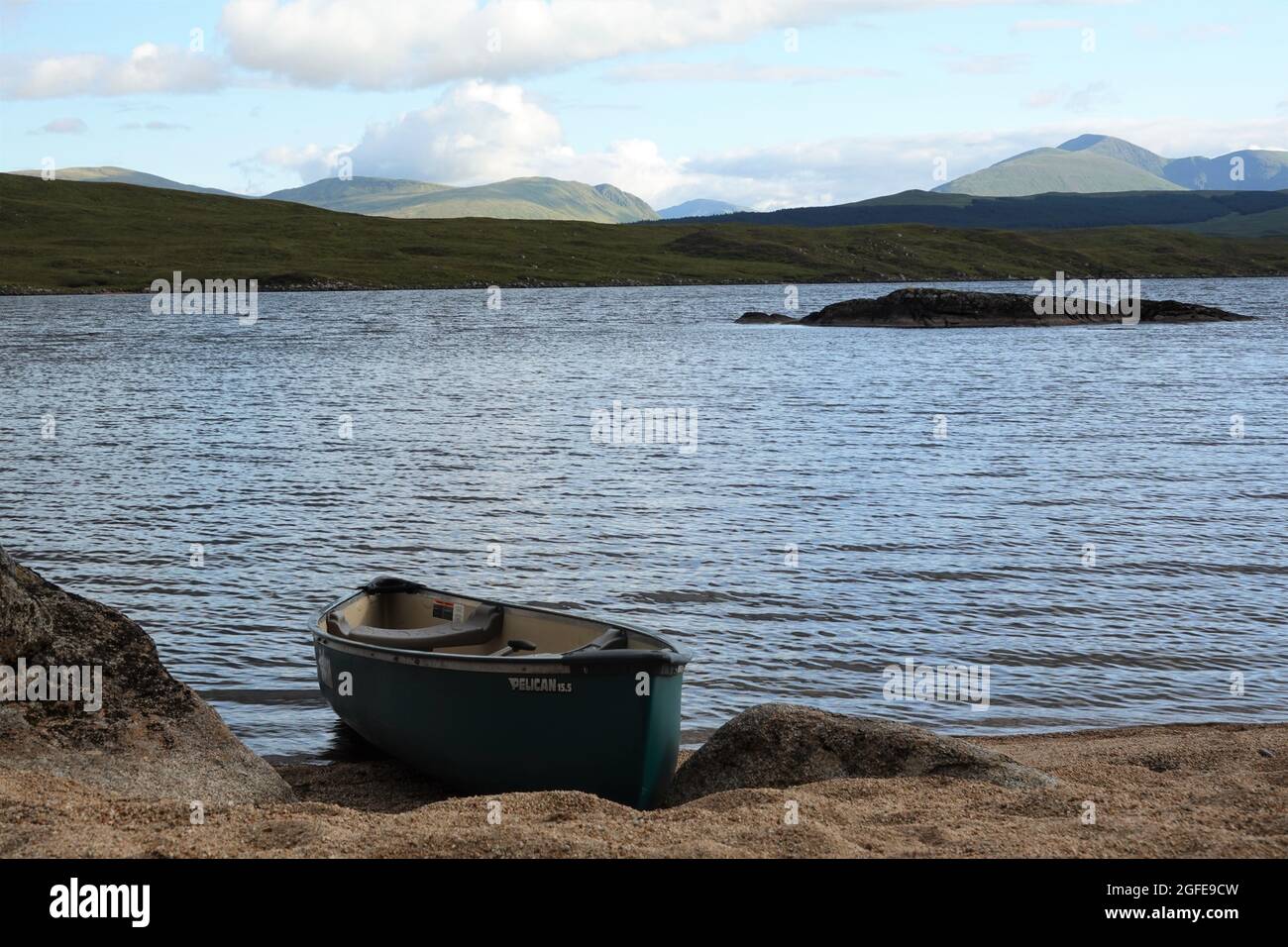 Canoa canadiense en la playa en Loch Laidon, Scottish Highlands, Escocia, Reino Unido Foto de stock