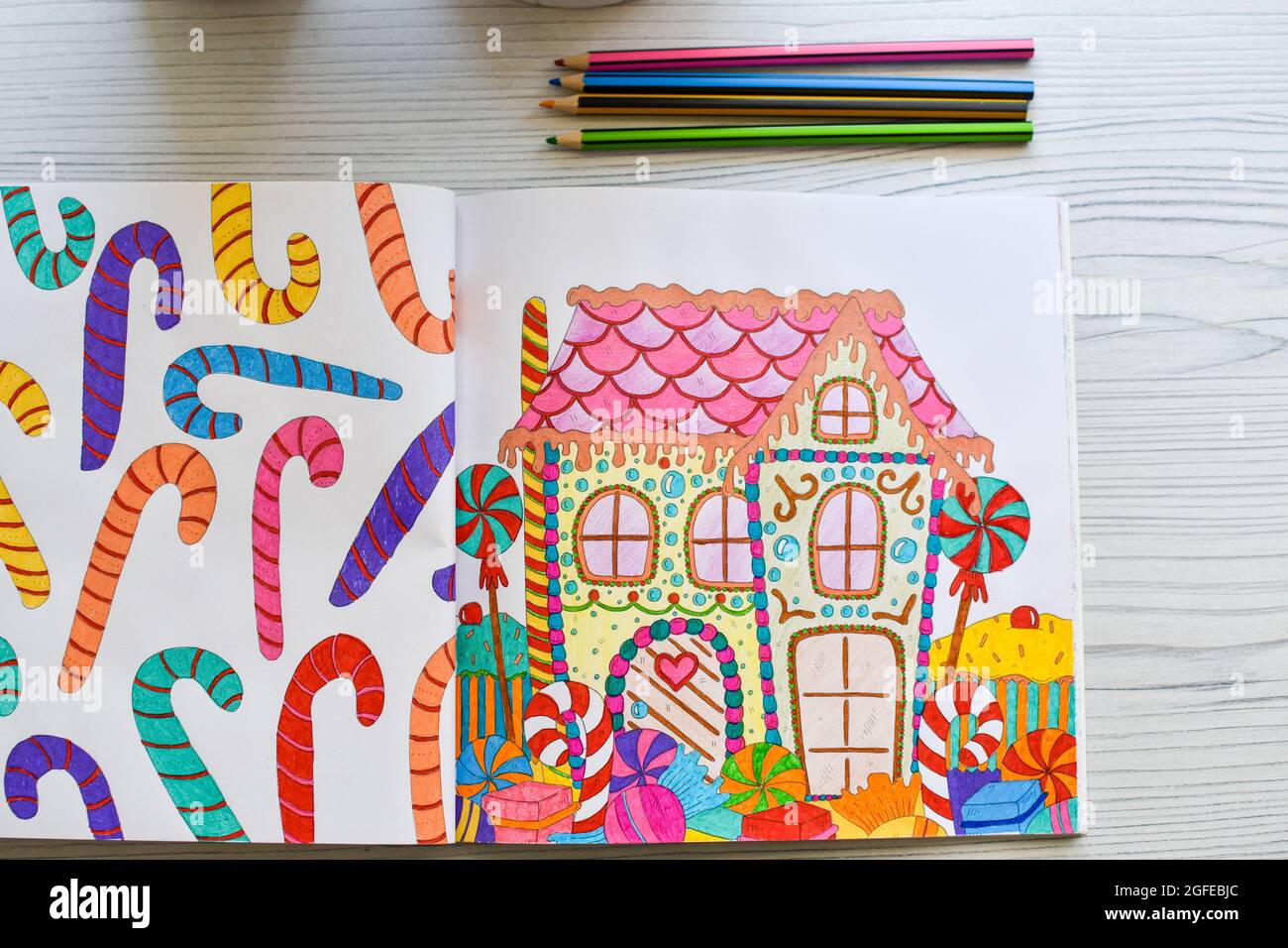 Dibujo de una casa coloreada y lápices para pintar Fotografía de stock