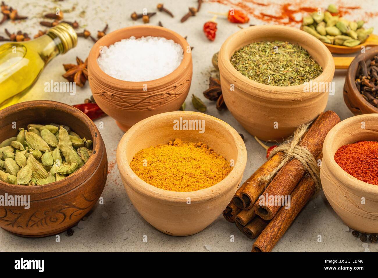 Un juego de especias para cocinar curry. Condimentos aromáticos