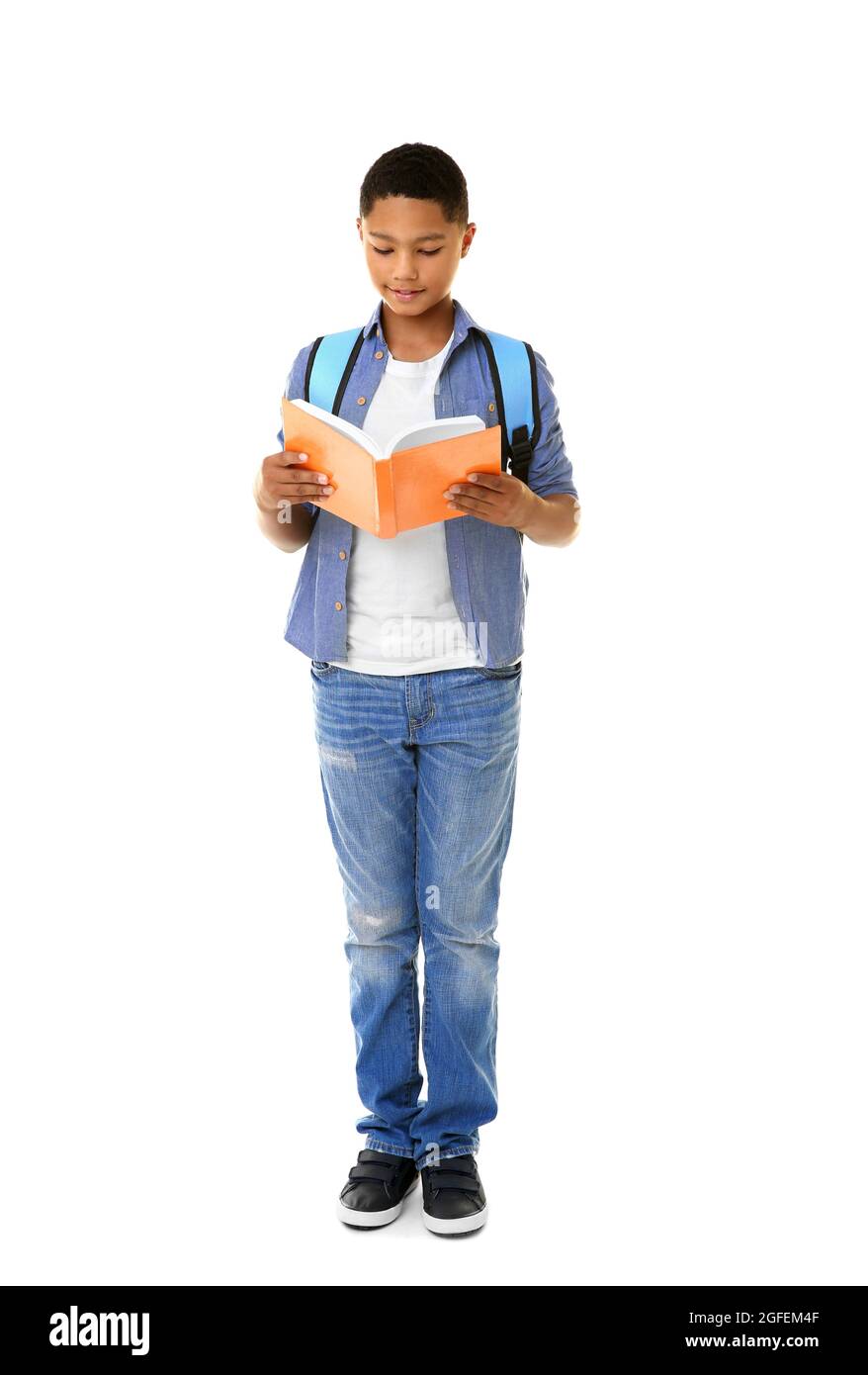 Niño afroamericano con libro, aislado sobre blanco Foto de stock