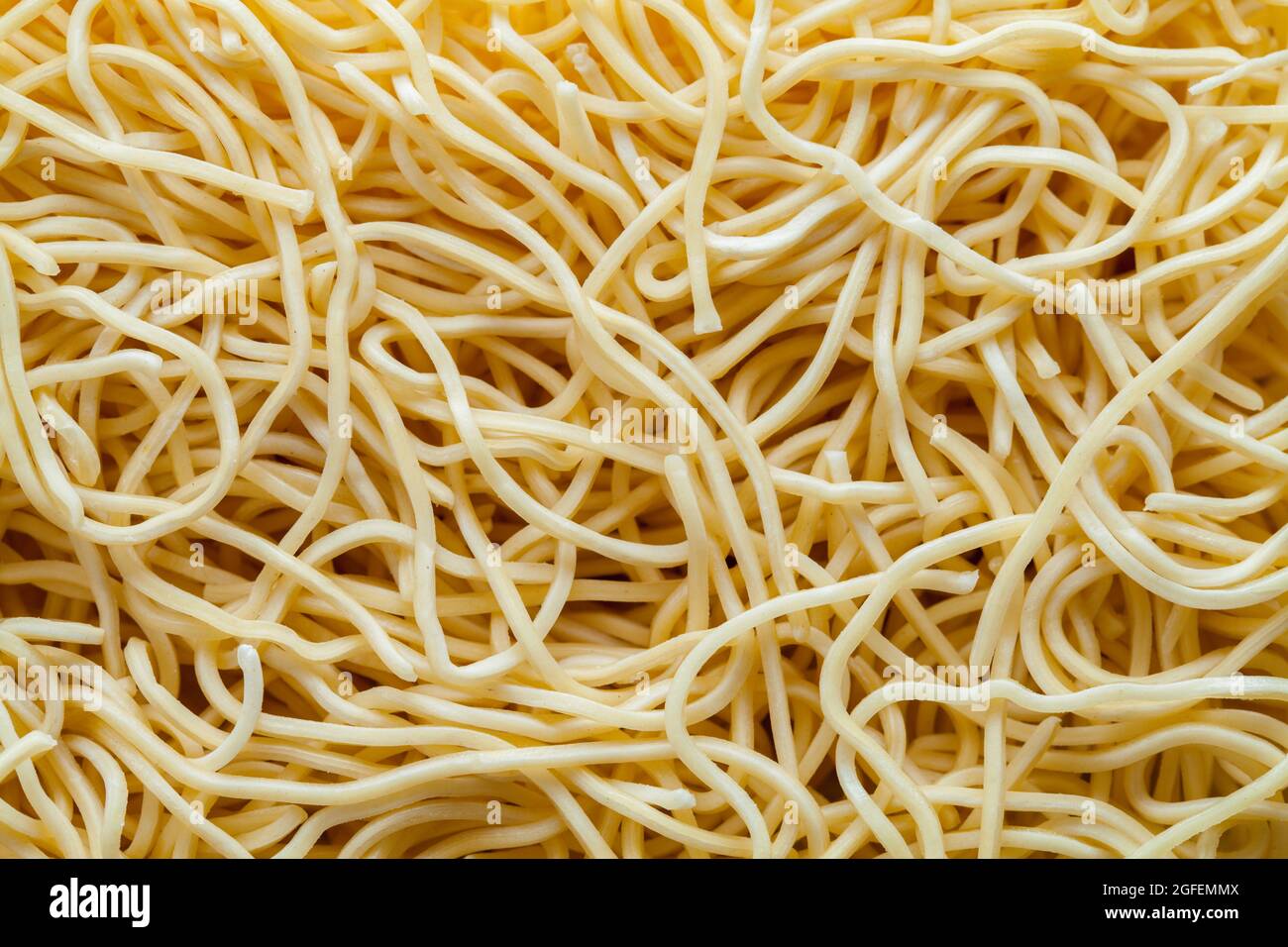 Fideos Ramen secos cortados sobre blanco. Foto de stock