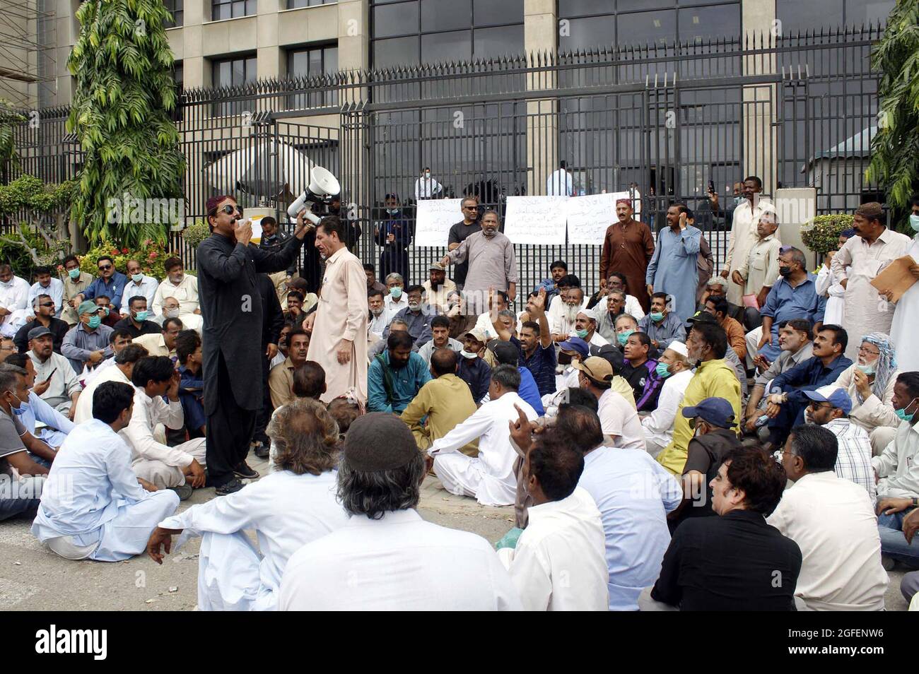 Los empleados despedidos de Sui Southern Gas Company (SSGC) están realizando una manifestación de protesta contra la administración, en las afueras de la oficina de SSGC en Karachi, el miércoles 25 de agosto de 2021. Foto de stock