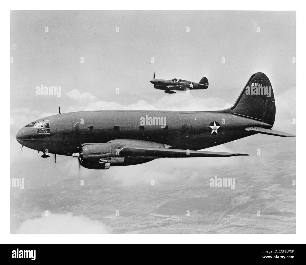 Aviones en vuelo. El barco en primer plano es un transporte C-46. El avión más distante es un caza P-40. 1943. Foto de stock