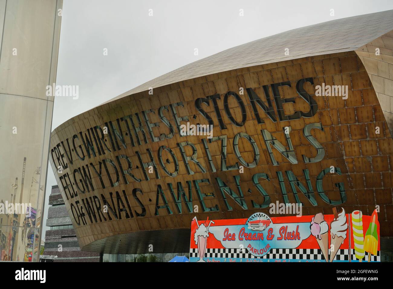 El Centro del Milenio de Gales, en la bahía de Cardiff. Sede de varias organizaciones artísticas, incluida la Ópera Nacional de Gales. 'En estas piedras, Horizontes Sing' Foto de stock