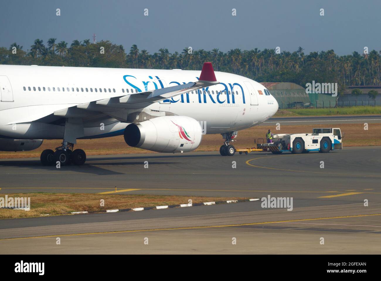 COLOMBO, SRI LANKA - 24 DE FEBRERO de 2020: Remolcando un avión Airbus A330-300 de SriLankan Airlines a la pista de aterrizaje del aeropuerto de Bandaranayke Foto de stock