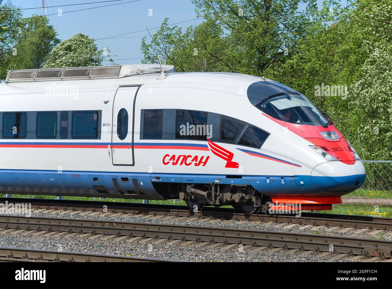 LENINGRADO REGION, RUSIA - 24 DE MAYO de 2021: El coche principal del tren eléctrico de alta velocidad EVS-2 'Sapsan' en un soleado día de mayo. Ferrocarriles rusos Foto de stock