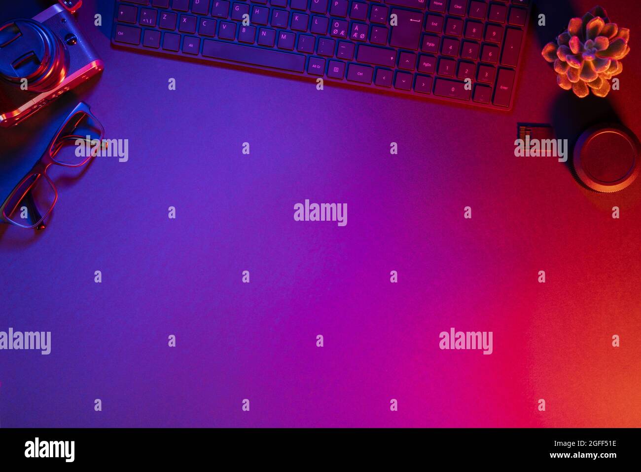 Vista superior del teclado del ordenador con cámara sobre una mesa iluminada Foto de stock