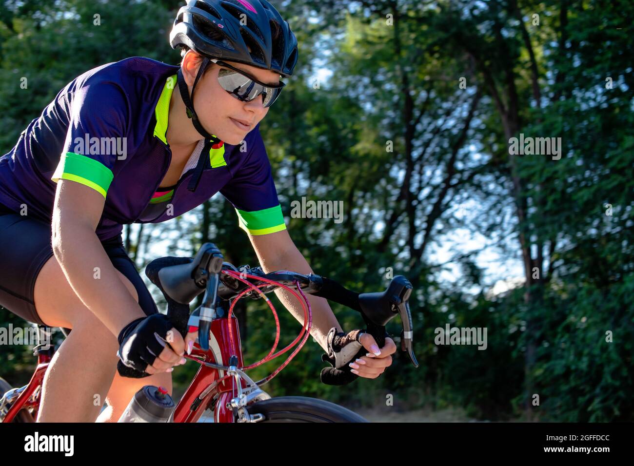 Ciclista mujer montando una bicicleta al aire libre. Competición deportiva  de ciclismo para mujeres. Carreras a alta velocidad. Concepto de estilo de  vida saludable. Primer plano Fotografía de stock - Alamy