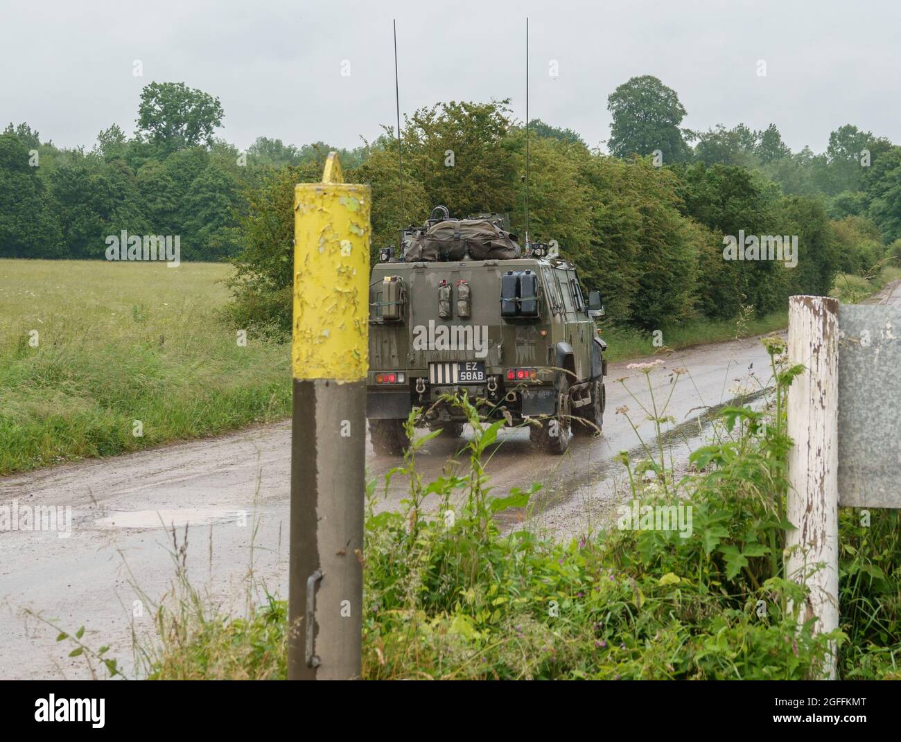 Ejército británico Panther 4x4 comando y vehículo de enlace en acción en la zona de entrenamiento militar de Salisbury Plain, Wiltshire Reino Unido Foto de stock