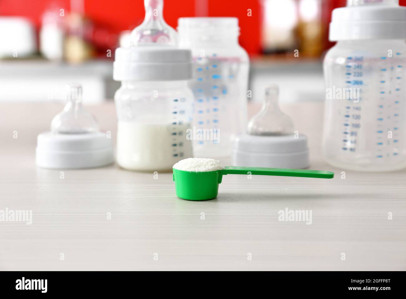Biberones y leche de fórmula para bebés sobre fondo de cocina Fotografía de  stock - Alamy