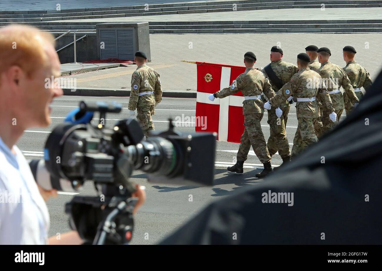 No Exclusivo: KIEV, UCRANIA - 24 DE AGOSTO de 2021 - Representantes del Batallón 2nd de los Guardias Reales de Vida del Ejército Danés marchan a lo largo de Khreshch Foto de stock