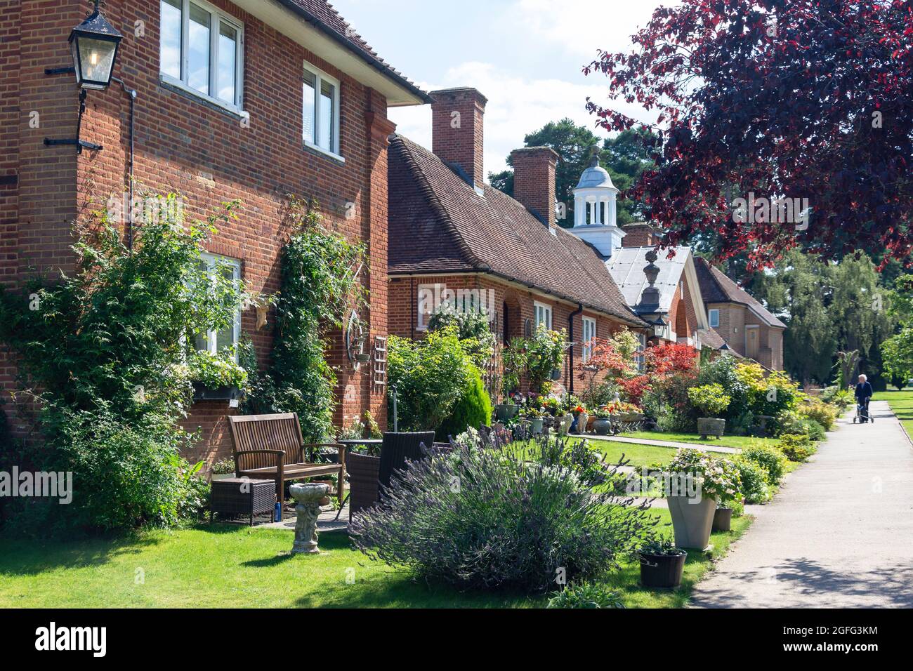 Propiedades con jardines, Whiteley Village, Hersham, Surrey, Inglaterra, Reino Unido Foto de stock