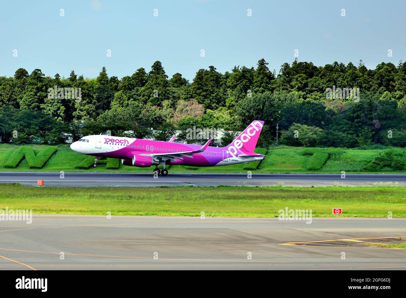 Peach Aviation, Airbus, CEO de A320, WL, JA09VA, Despegue, Aeropuerto Narita de Tokio, Chiba, Japón Foto de stock