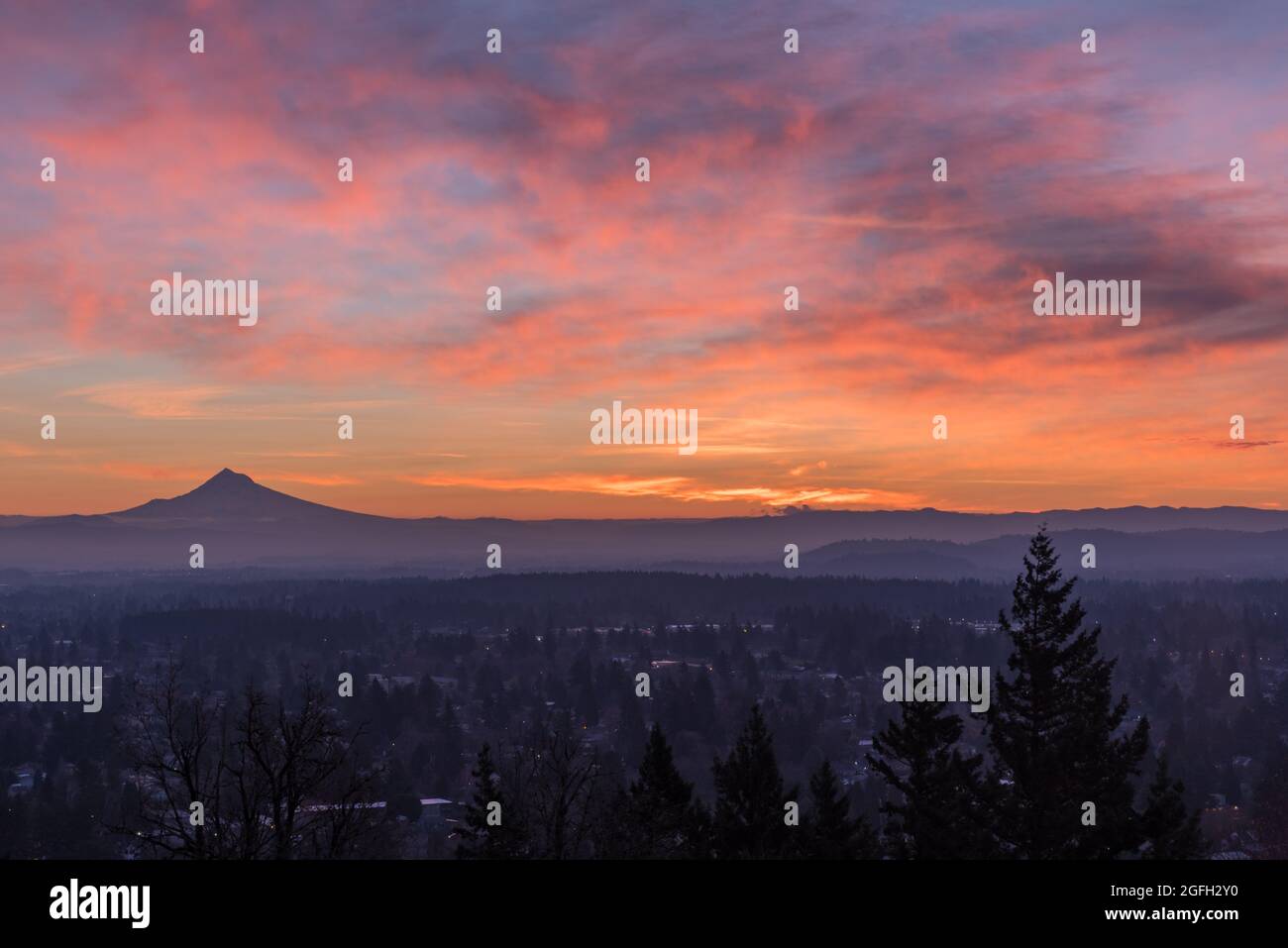 El colorido cielo del amanecer sobre Mt Hood y Portland Oregon, Pacífico Noroeste de Estados Unidos Foto de stock