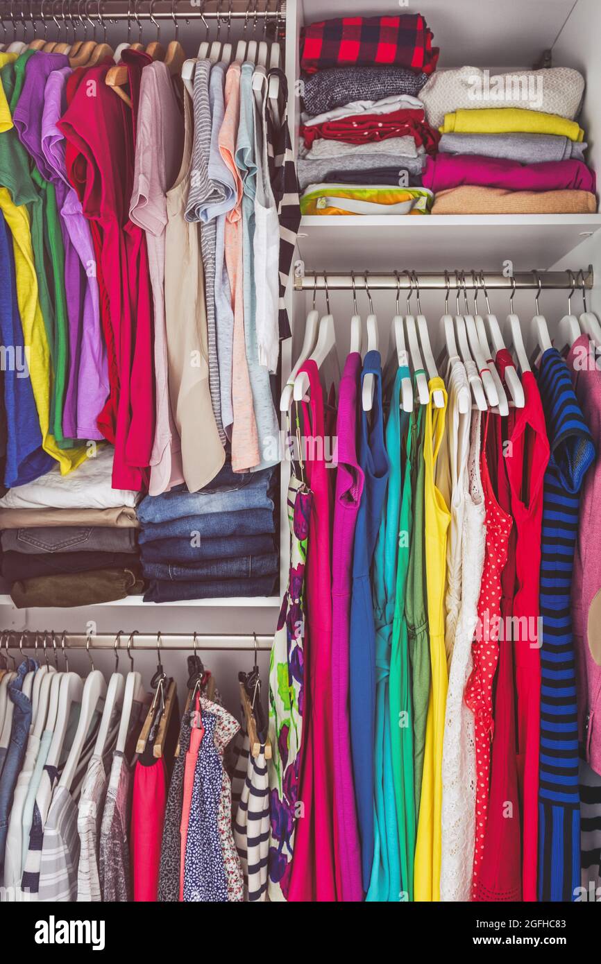 Hogar armario dormitorio limpio armario de ropa de moda de mujeres colgando  en los estantes. Ropa de mujer Fotografía de stock - Alamy